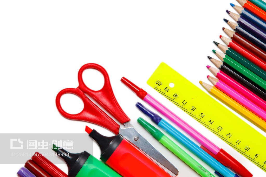 白色背景下的學習用品 簡約與專注之美